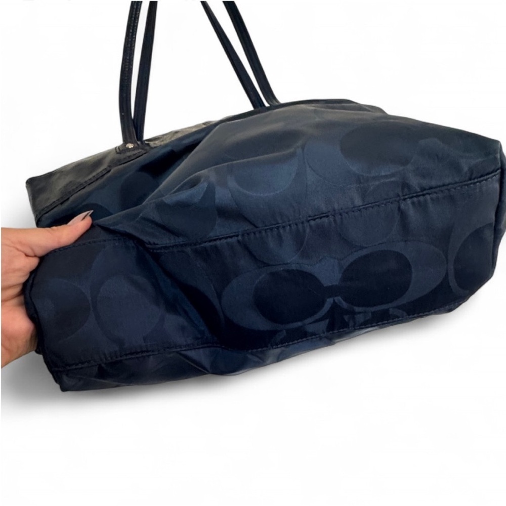 Vintage Coach Laura signature print
Large tote bag in Navy Blue - Picture 4 of 12